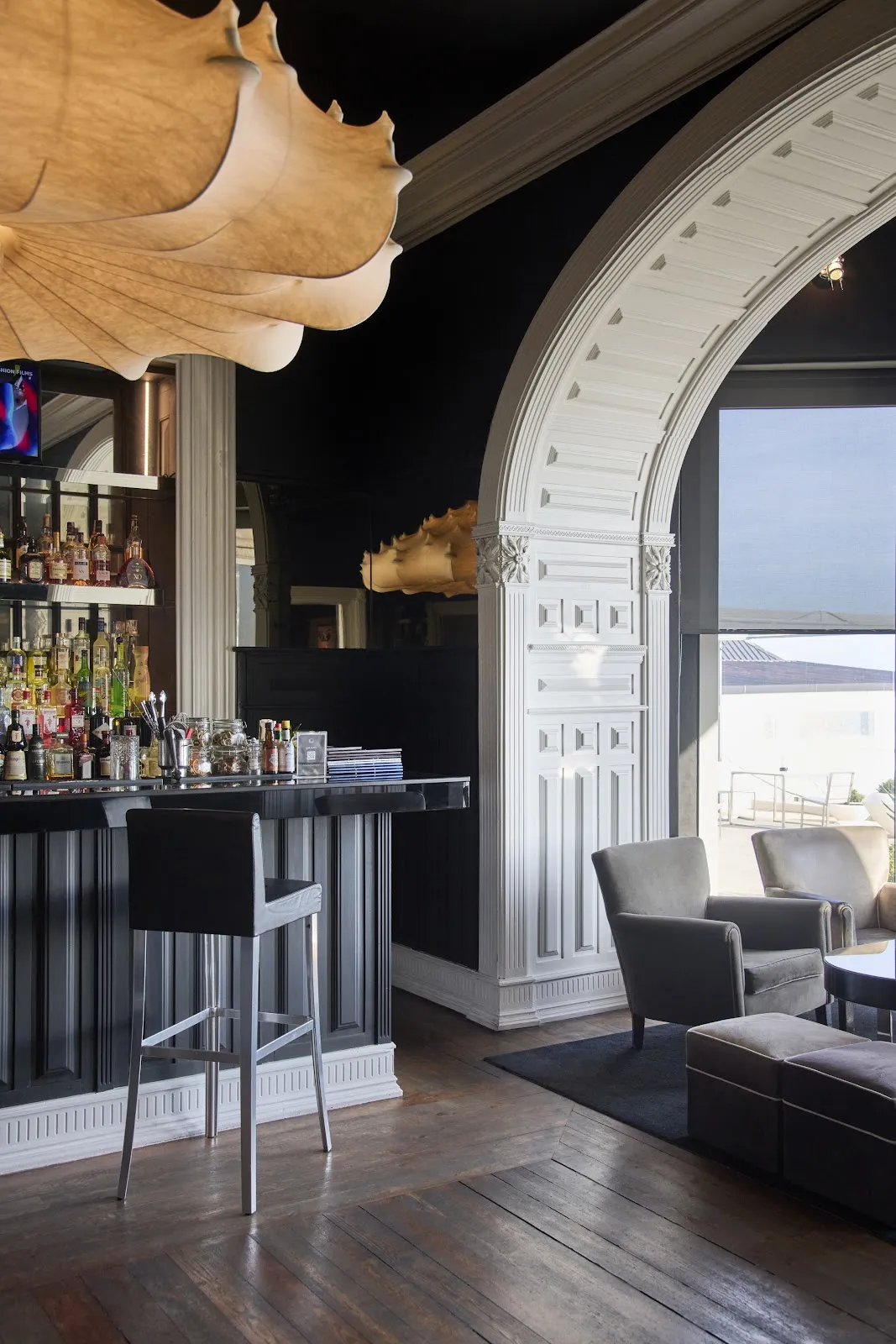 Bar On the Rocks
