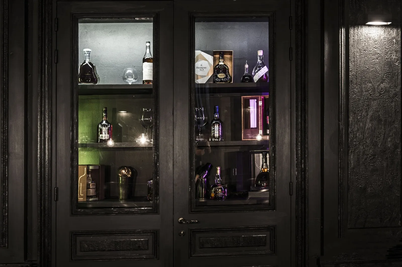 Blind Bar