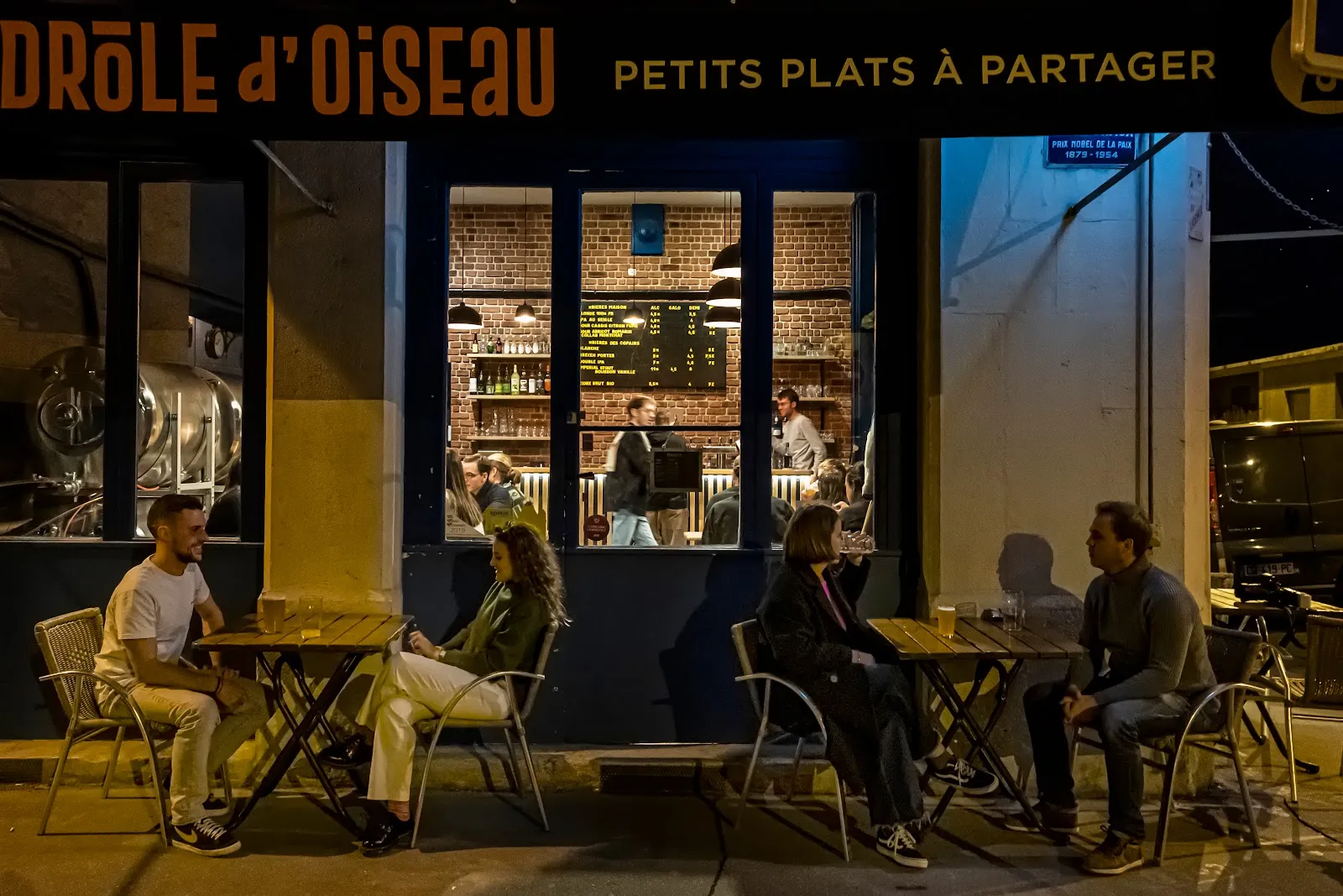 DrĂ´le d'oiseau brewpub