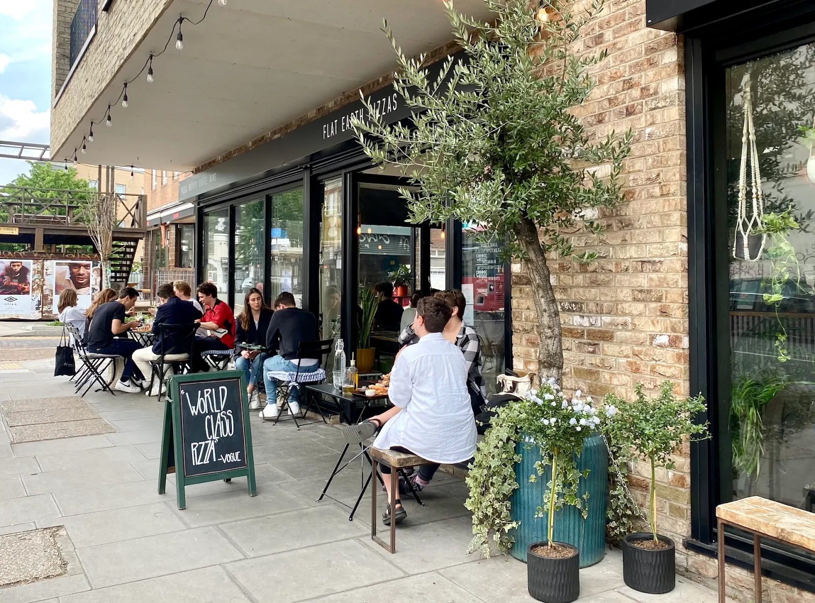 Flat Earth Pizzas - Restaurant Bethnal Green
