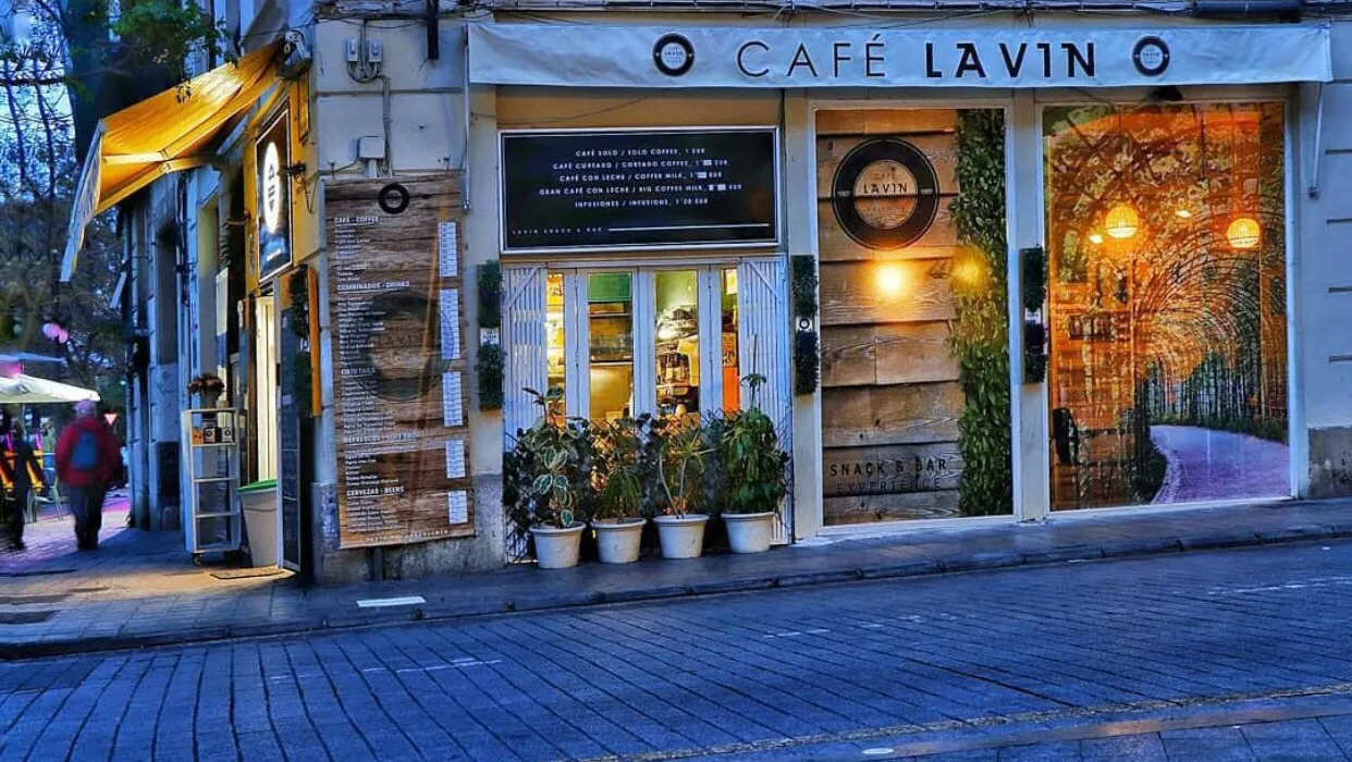 Lavin snack & Bar