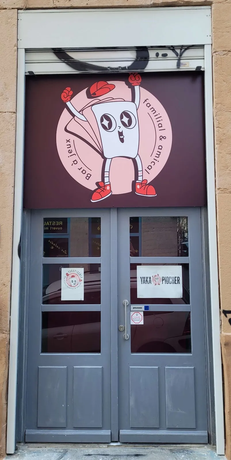 Yakapiocher, Bar à jeux familial et amical