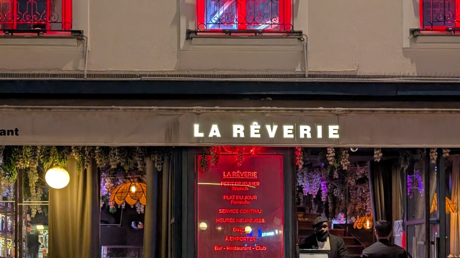La Reverie - Bar Restaurant - Ambiance festive